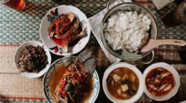 Hidangan seimbang berbasis bahan pangan lokal Nusantara menyajikan kombinasi karbohidrat kompleks, protein hewani, serta serat alami yang menutrisi tubuh secara optimal.