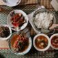 Hidangan seimbang berbasis bahan pangan lokal Nusantara menyajikan kombinasi karbohidrat kompleks, protein hewani, serta serat alami yang menutrisi tubuh secara optimal.