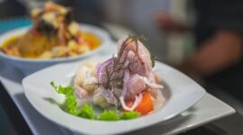 Sajian bahan pangan segar kaya nutrisi alami seperti sayuran hijau dan ikan lokal menjadi kunci utama pemenuhan mikronutrisi harian tanpa ketergantungan pada suplemen olahan.