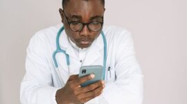 Seorang warga memanfaatkan layanan periksa dan konsultasi medis gratis melalui aplikasi telepon pintar untuk berkonsultasi langsung dengan dokter dari rumah.