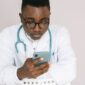 Seorang warga memanfaatkan layanan periksa dan konsultasi medis gratis melalui aplikasi telepon pintar untuk berkonsultasi langsung dengan dokter dari rumah.