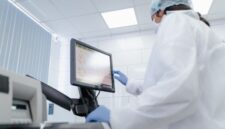 Tim peneliti laboratorium sedang menguji formulasi senyawa molekuler terbaru yang dirancang untuk memperbaiki kerusakan sel dan memperlambat proses penuaan organ vital manusia.