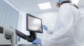 Tim peneliti laboratorium sedang menguji formulasi senyawa molekuler terbaru yang dirancang untuk memperbaiki kerusakan sel dan memperlambat proses penuaan organ vital manusia.
