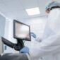 Tim peneliti laboratorium sedang menguji formulasi senyawa molekuler terbaru yang dirancang untuk memperbaiki kerusakan sel dan memperlambat proses penuaan organ vital manusia.