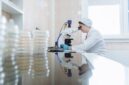 Peneliti mengamati sampel terapi genetik berbasis RNA di dalam laboratorium medis modern. Teknologi inovatif ini menjadi tumpuan baru dalam penanganan penyakit kronis tanpa konsumsi obat harian.