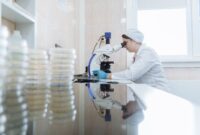 Peneliti mengamati sampel terapi genetik berbasis RNA di dalam laboratorium medis modern. Teknologi inovatif ini menjadi tumpuan baru dalam penanganan penyakit kronis tanpa konsumsi obat harian.