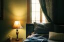Suasana kamar tidur yang tenang dengan pencahayaan temaram dan suhu sejuk membantu merangsang produksi hormon melatonin untuk mencapai tidur berkualitas optimal.