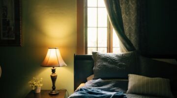 Suasana kamar tidur yang tenang dengan pencahayaan temaram dan suhu sejuk membantu merangsang produksi hormon melatonin untuk mencapai tidur berkualitas optimal.