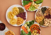 Piring dengan komposisi gizi seimbang yang kaya akan serat dari sayuran segar, protein berkualitas, dan karbohidrat kompleks untuk menjaga kebugaran tubuh sepanjang hari.