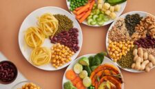 Piring dengan komposisi gizi seimbang yang kaya akan serat dari sayuran segar, protein berkualitas, dan karbohidrat kompleks untuk menjaga kebugaran tubuh sepanjang hari.