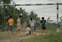 Interaksi langsung dengan alam terbuka dan aktivitas fisik di taman membantu memperkuat variasi mikrobioma usus serta ketahanan fisik anak secara alami.