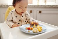 Anak balita yang sedang menikmati sajian makanan bergizi seimbang di rumah bersama keluarga.