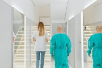 Seorang pasien sedang menjalani terapi regeneratif non-invasif berbasis cahaya dan gelombang frekuensi di sebuah klinik kesehatan presisi di Jakarta.