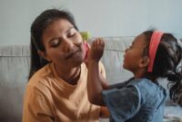 Interaksi hangat antara ibu dan anak yang penuh kasih sayang menjadi fondasi utama dalam menciptakan kestabilan emosi serta mendukung pertumbuhan fisik anak secara optimal.