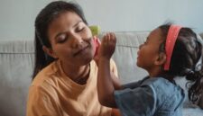Interaksi hangat antara ibu dan anak yang penuh kasih sayang menjadi fondasi utama dalam menciptakan kestabilan emosi serta mendukung pertumbuhan fisik anak secara optimal.