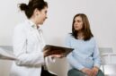Pemeriksaan medis awal dan konsultasi rutin bersama dokter dapat membantu mendeteksi berbagai sinyal gangguan kesehatan sebelum berkembang menjadi penyakit kronis.