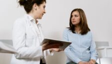 Pemeriksaan medis awal dan konsultasi rutin bersama dokter dapat membantu mendeteksi berbagai sinyal gangguan kesehatan sebelum berkembang menjadi penyakit kronis.