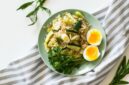 Sajian piring makan seimbang yang memadukan sumber karbohidrat kompleks, protein berkualitas, serta serat dari sayuran dan buah lokal segar. Foto: Unsplash.