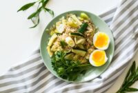 Sajian piring makan seimbang yang memadukan sumber karbohidrat kompleks, protein berkualitas, serta serat dari sayuran dan buah lokal segar. Foto: Unsplash.