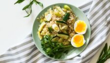 Sajian piring makan seimbang yang memadukan sumber karbohidrat kompleks, protein berkualitas, serta serat dari sayuran dan buah lokal segar. Foto: Unsplash.