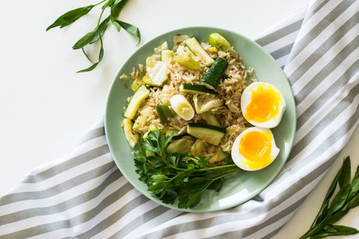 Sajian piring makan seimbang yang memadukan sumber karbohidrat kompleks, protein berkualitas, serta serat dari sayuran dan buah lokal segar. Foto: Unsplash.