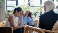Sepasang suami istri sedang berkonsultasi dengan dokter spesialis untuk merencanakan kesehatan reproduksi keluarga serta pola hidup sehat sejak dini.