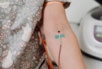 Seorang tenaga medis profesional mempersiapkan formulasi terapi biologis presisi di sebuah klinik kedokteran regeneratif di Jakarta. Prosedur ini dirancang khusus sesuai profil genetik pasien untuk memulihkan fungsi selular secara optimal.