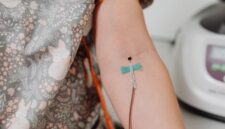 Seorang tenaga medis profesional mempersiapkan formulasi terapi biologis presisi di sebuah klinik kedokteran regeneratif di Jakarta. Prosedur ini dirancang khusus sesuai profil genetik pasien untuk memulihkan fungsi selular secara optimal.