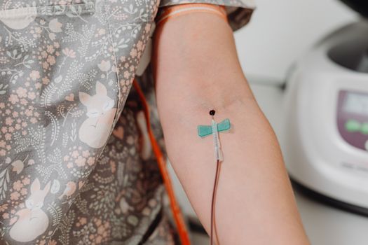 Seorang tenaga medis profesional mempersiapkan formulasi terapi biologis presisi di sebuah klinik kedokteran regeneratif di Jakarta. Prosedur ini dirancang khusus sesuai profil genetik pasien untuk memulihkan fungsi selular secara optimal.