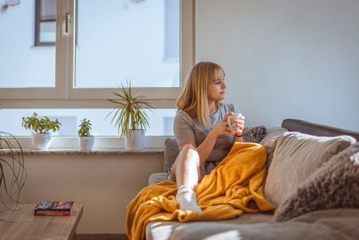 Sinar matahari pagi dan hidrasi yang cukup pada awal hari membantu mengatur ulang jam biologis serta meningkatkan fokus mental secara alami.
