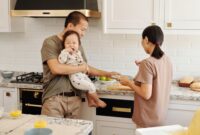 Momen kebersamaan keluarga saat menyiapkan makanan sehat di dapur rumah dapat menjadi langkah awal membiasakan pola hidup berimbang bagi anak-anak sejak dini.