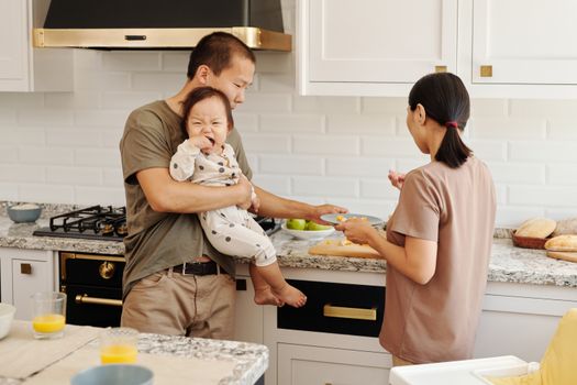 Momen kebersamaan keluarga saat menyiapkan makanan sehat di dapur rumah dapat menjadi langkah awal membiasakan pola hidup berimbang bagi anak-anak sejak dini.