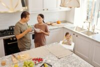 Sebuah keluarga di Indonesia bekerja sama menyiapkan sajian hidangan sehat berbahan pangan lokal di dapur rumah mereka. Aktivitas memasak bersama menjadi momen edukasi gizi sekaligus mempererat kehangatan antaranggota keluarga.