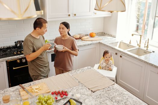Sebuah keluarga di Indonesia bekerja sama menyiapkan sajian hidangan sehat berbahan pangan lokal di dapur rumah mereka. Aktivitas memasak bersama menjadi momen edukasi gizi sekaligus mempererat kehangatan antaranggota keluarga.