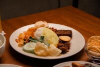 Sajian bergizi berbahan dasar pangan lokal seperti tempe, sayuran segar, dan nasi merah menyajikan keseimbangan nutrisi alami untuk mendukung kebugaran harian.