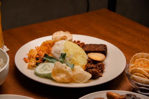 Sajian bergizi berbahan dasar pangan lokal seperti tempe, sayuran segar, dan nasi merah menyajikan keseimbangan nutrisi alami untuk mendukung kebugaran harian.