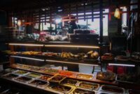 Sajian piring bergizi seimbang berbahan pangan lokal segar seperti tempe, ubi, dan sayuran hijau yang siap menutrisi tubuh secara optimal.