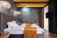Suasana kamar tidur yang tenang dengan pencahayaan hangat serta penataan yang rapi sangat membantu memicu rasa kantuk alami dan meningkatkan kualitas istirahat malam.