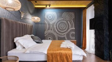 Suasana kamar tidur yang tenang dengan pencahayaan hangat serta penataan yang rapi sangat membantu memicu rasa kantuk alami dan meningkatkan kualitas istirahat malam.