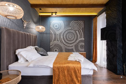 Suasana kamar tidur yang tenang dengan pencahayaan hangat serta penataan yang rapi sangat membantu memicu rasa kantuk alami dan meningkatkan kualitas istirahat malam.