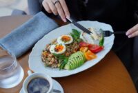 Sajian piring makan dengan komposisi gizi seimbang yang terdiri dari karbohidrat kompleks, protein berkualitas, serta aneka porsi sayuran dan buah segar lokal.
