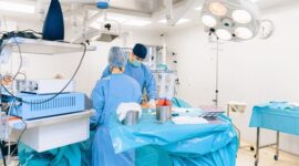 Penggunaan teknologi lengan robotik terkini dalam bedah presisi yang membantu dokter spesialis melakukan prosedur minimal invasif dengan tingkat akurasi tinggi dan masa pemulihan pasien yang relatif singkat.