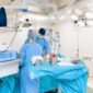 Penggunaan teknologi lengan robotik terkini dalam bedah presisi yang membantu dokter spesialis melakukan prosedur minimal invasif dengan tingkat akurasi tinggi dan masa pemulihan pasien yang relatif singkat.