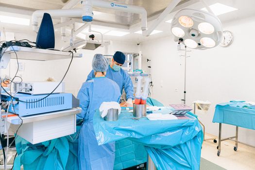 Penggunaan teknologi lengan robotik terkini dalam bedah presisi yang membantu dokter spesialis melakukan prosedur minimal invasif dengan tingkat akurasi tinggi dan masa pemulihan pasien yang relatif singkat.