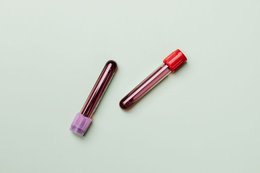 Seorang peneliti medis sedang mengamati sampel darah pada chip microfluidic yang terhubung dengan sistem pemrosesan data biokimia berbasis kecerdasan buatan.