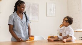 Interaksi hangat antara ibu dan balita saat beraktivitas bersama di rumah menjadi kunci pembentukan ikatan emosional yang mendukung tumbuh kembang optimal anak.