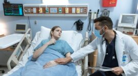 Seorang dokter sedang menjelaskan hasil pemeriksaan kesehatan kepada pasien dalam suasana diskusi yang komunikatif dan edukatif. Dokter dan pasien bekerja sama menganalisis indikator medis untuk menentukan langkah pencegahan penyakit yang paling tepat.