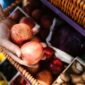 Deretan bahan pangan segar utuh seperti sayuran hijau dan buah-buahan lokal menjadi fondasi utama dalam menerapkan pola makan alami yang menyehatkan tubuh.