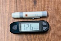 Seseorang sedang memeriksa data metabolisme harian melalui aplikasi ponsel pintar yang terhubung dengan sensor kesehatan personal.