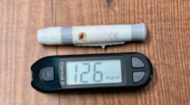 Seseorang sedang memeriksa data metabolisme harian melalui aplikasi ponsel pintar yang terhubung dengan sensor kesehatan personal.
